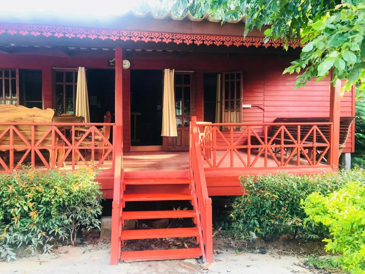 บ้านเรือนไท Ban Ruenthai Muaklek Resort 2*