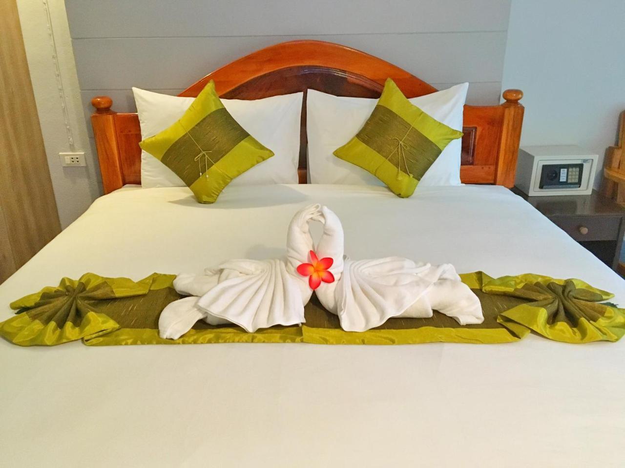 Srichada Khaolak - Sha Extra 3*