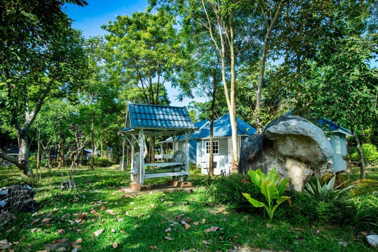 Resort Ivy By Qiu Muak Lek