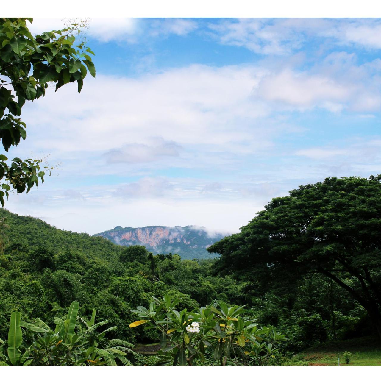 Aekpailin River Kwai Hotel 4*
