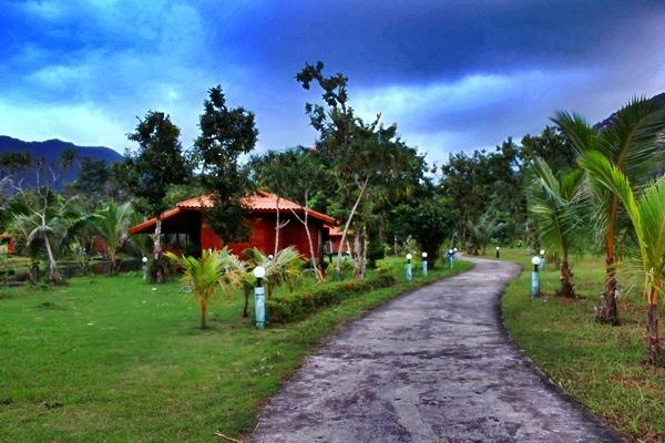 Aunchaleena Front Resort, Koh Chang Bang Bao Beach