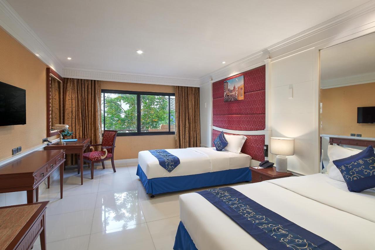 Floral - Dolphin Circle Pattaya