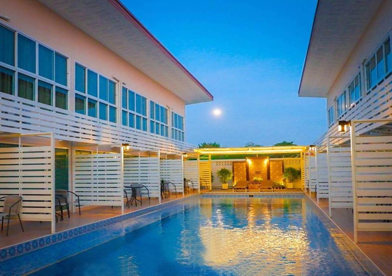 Pool Lay