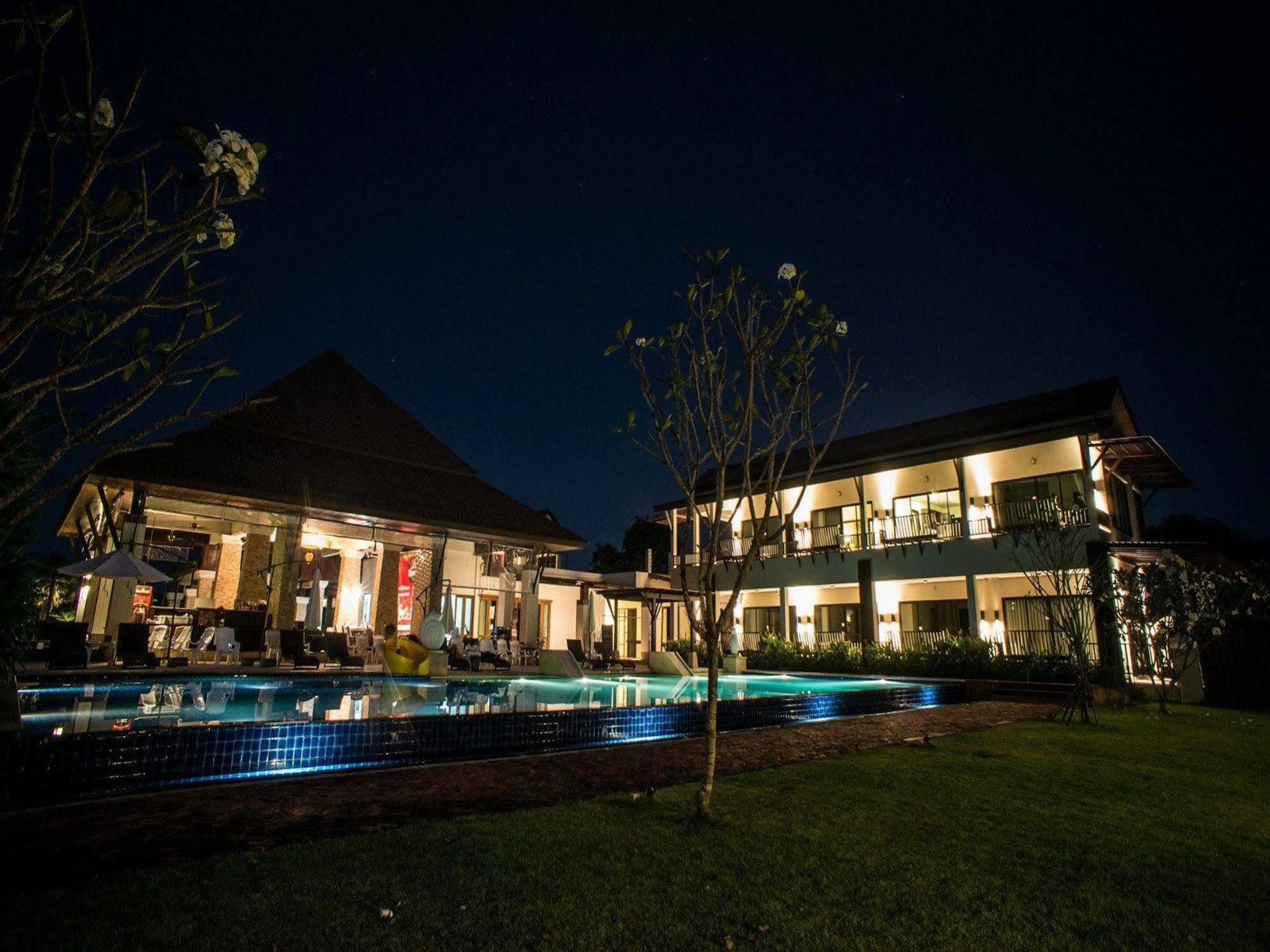 Naraya Riverside Hotel 2*