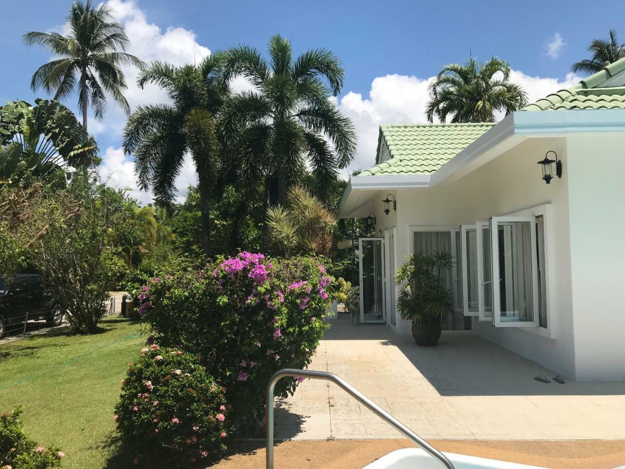 Villa White House Near The *
