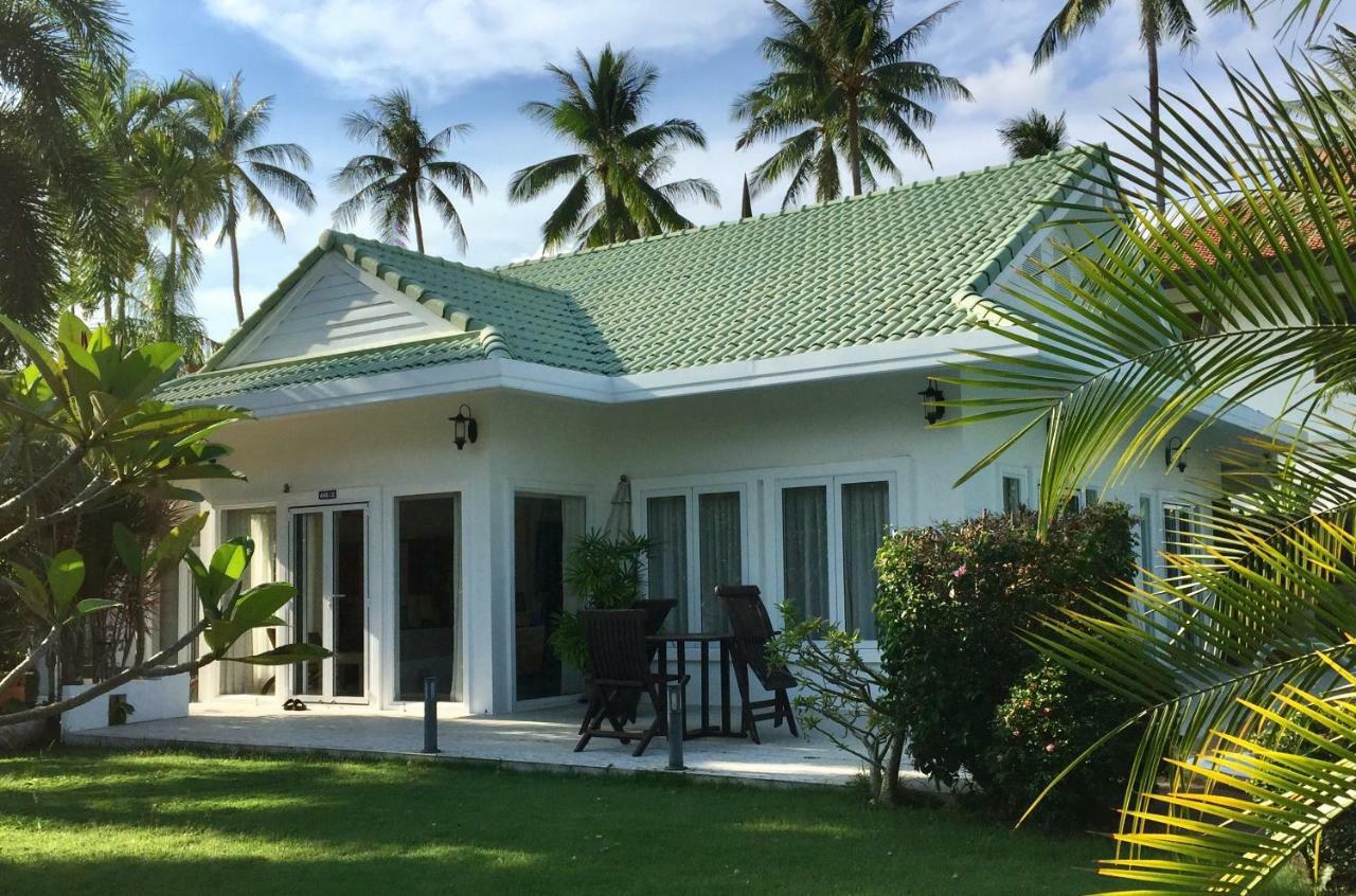 White House Near The Villa