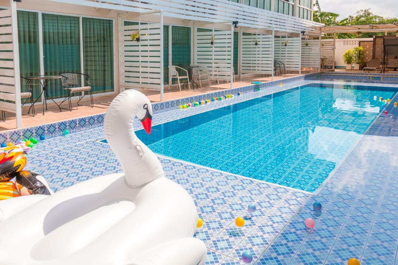 Pool Lay
