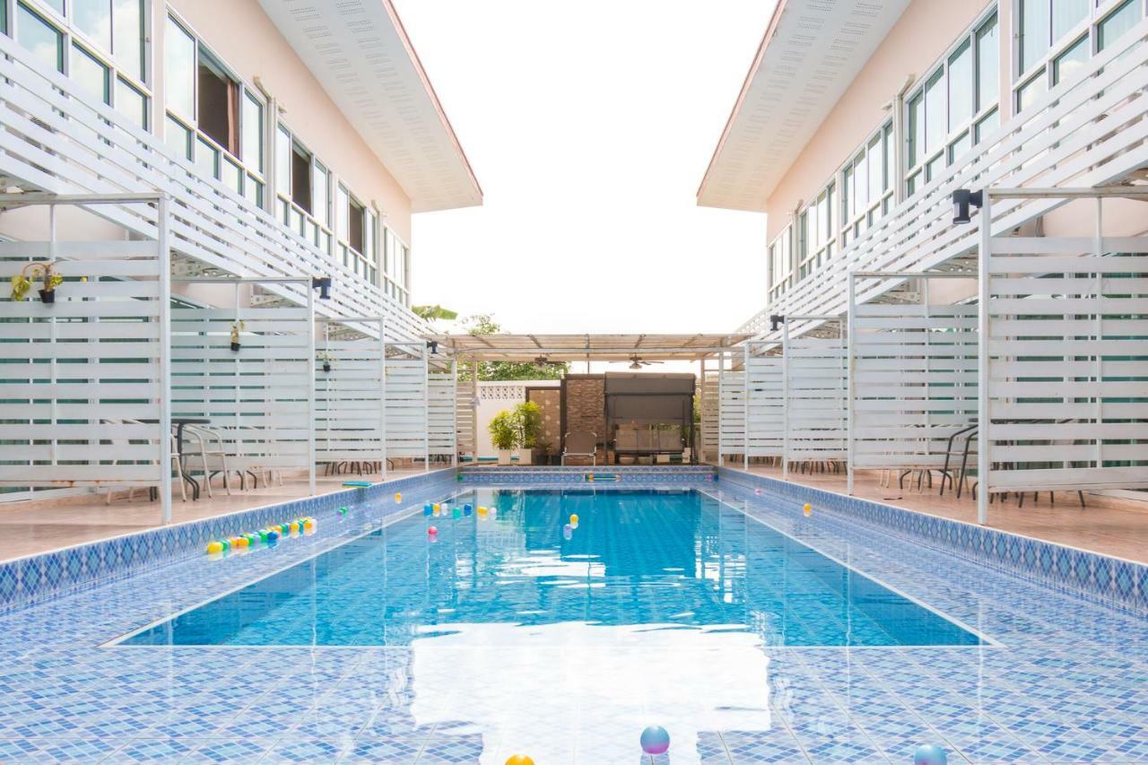 Hotel Pool Lay