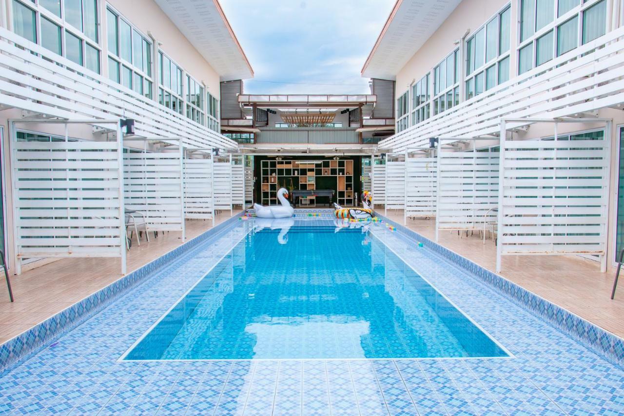 Hotel Pool Lay