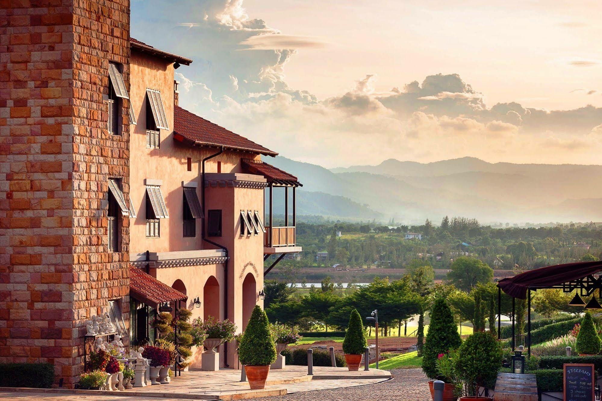 Hotel Toscana Town Square Suites 4*