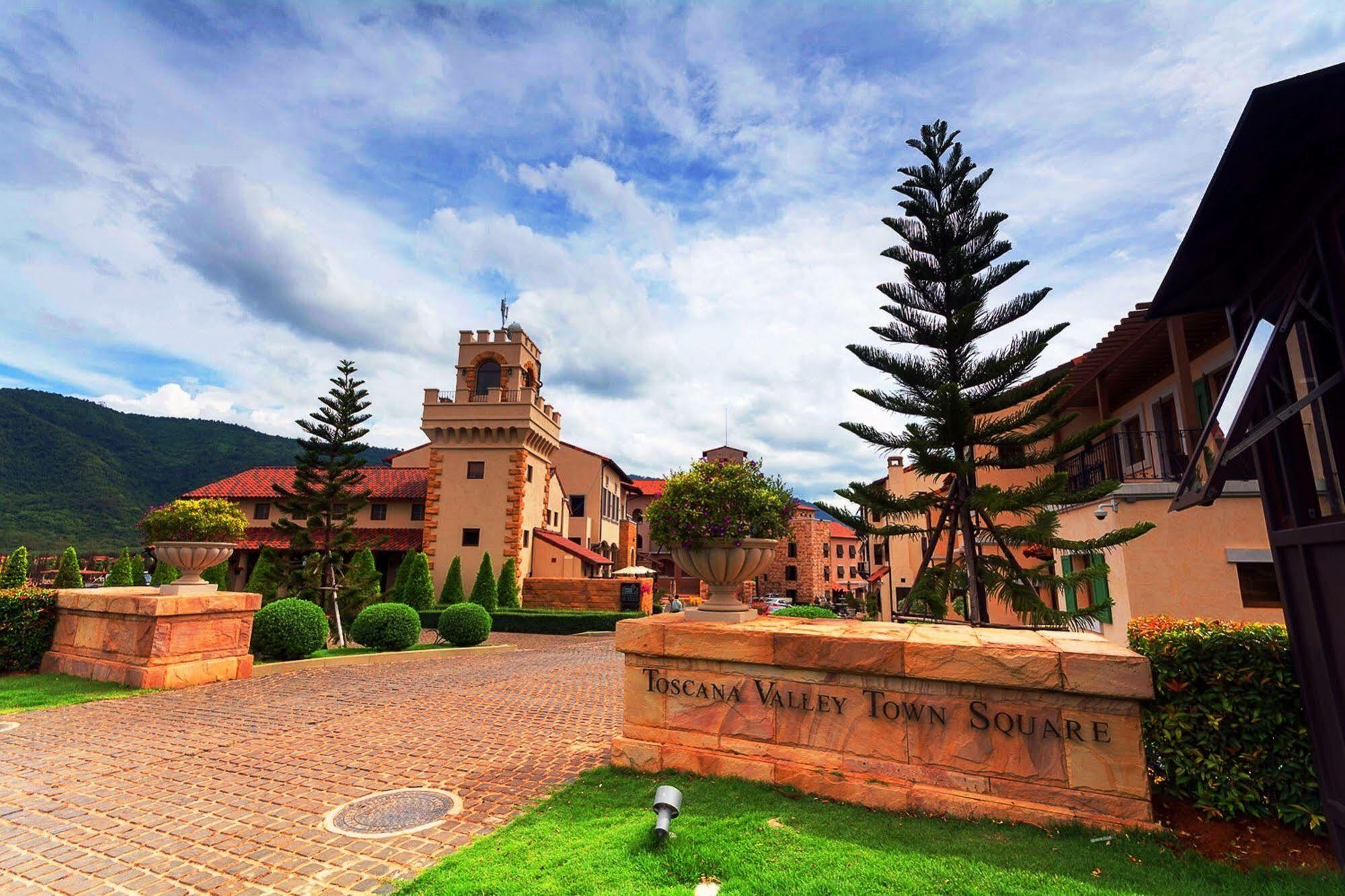 Hotel Toscana Town Square Suites