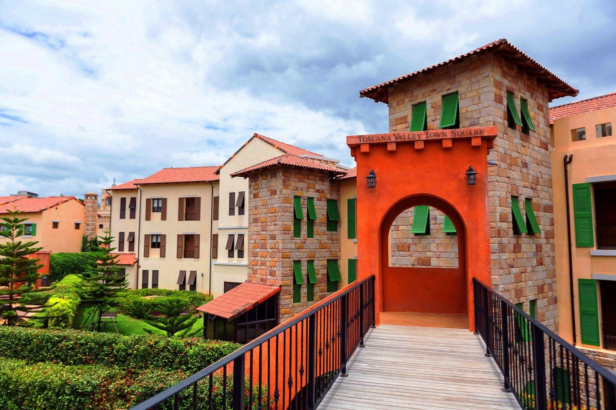 Hotel Toscana Town Square Suites 4*