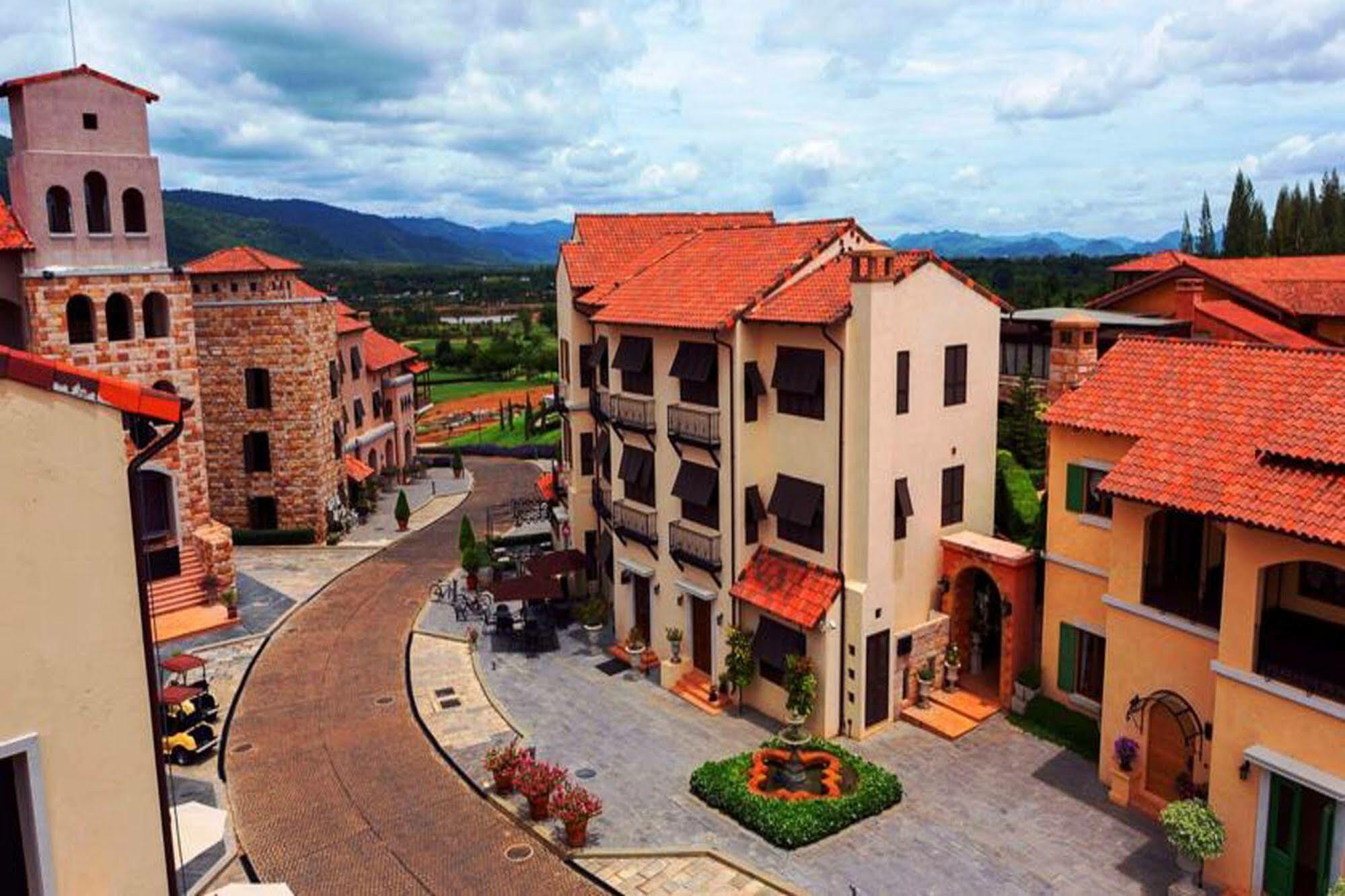 Hotel Toscana Town Square Suites