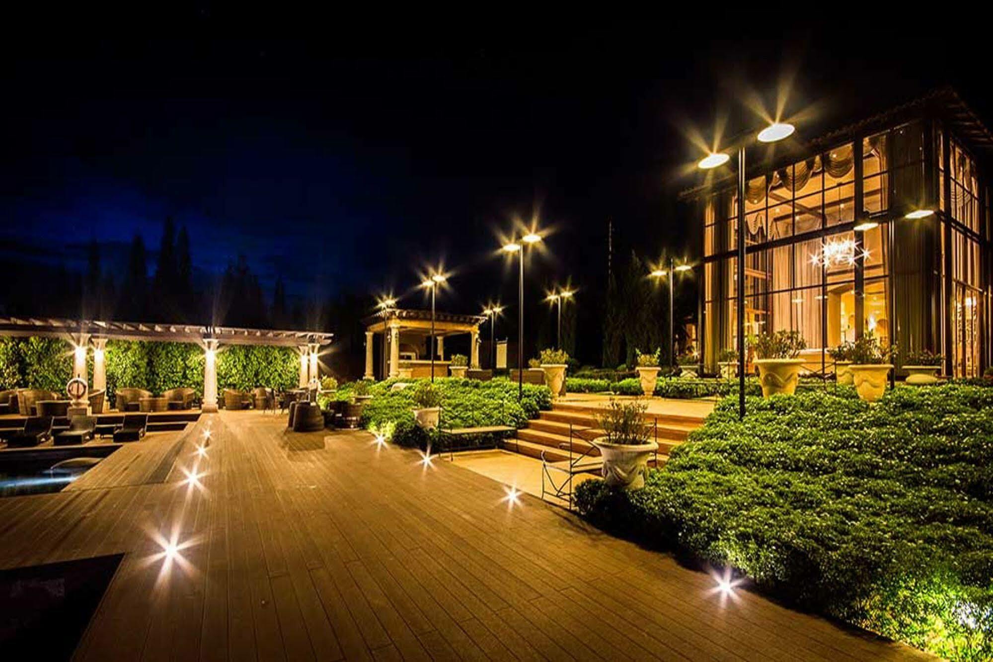 Hotel Toscana Town Square Suites 4*