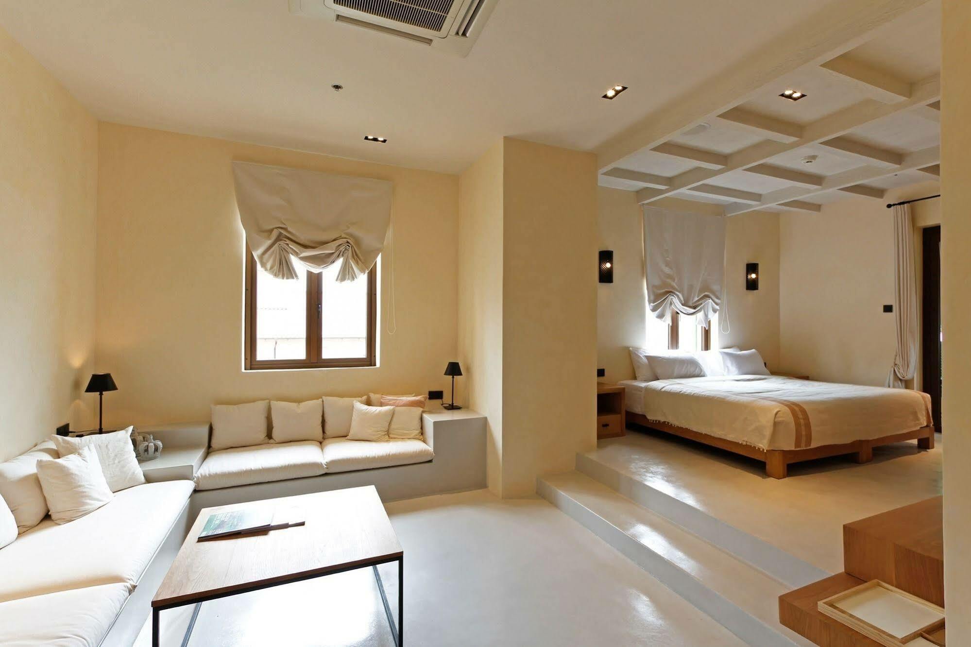 Hotel Toscana Town Square Suites 4*
