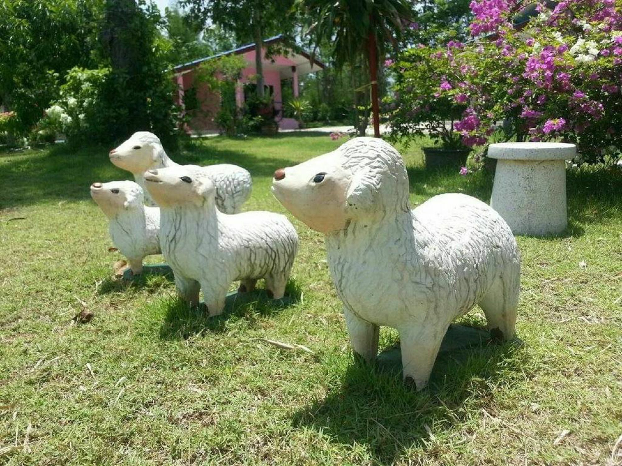 Nimmano At Suanphueang Resort 2*