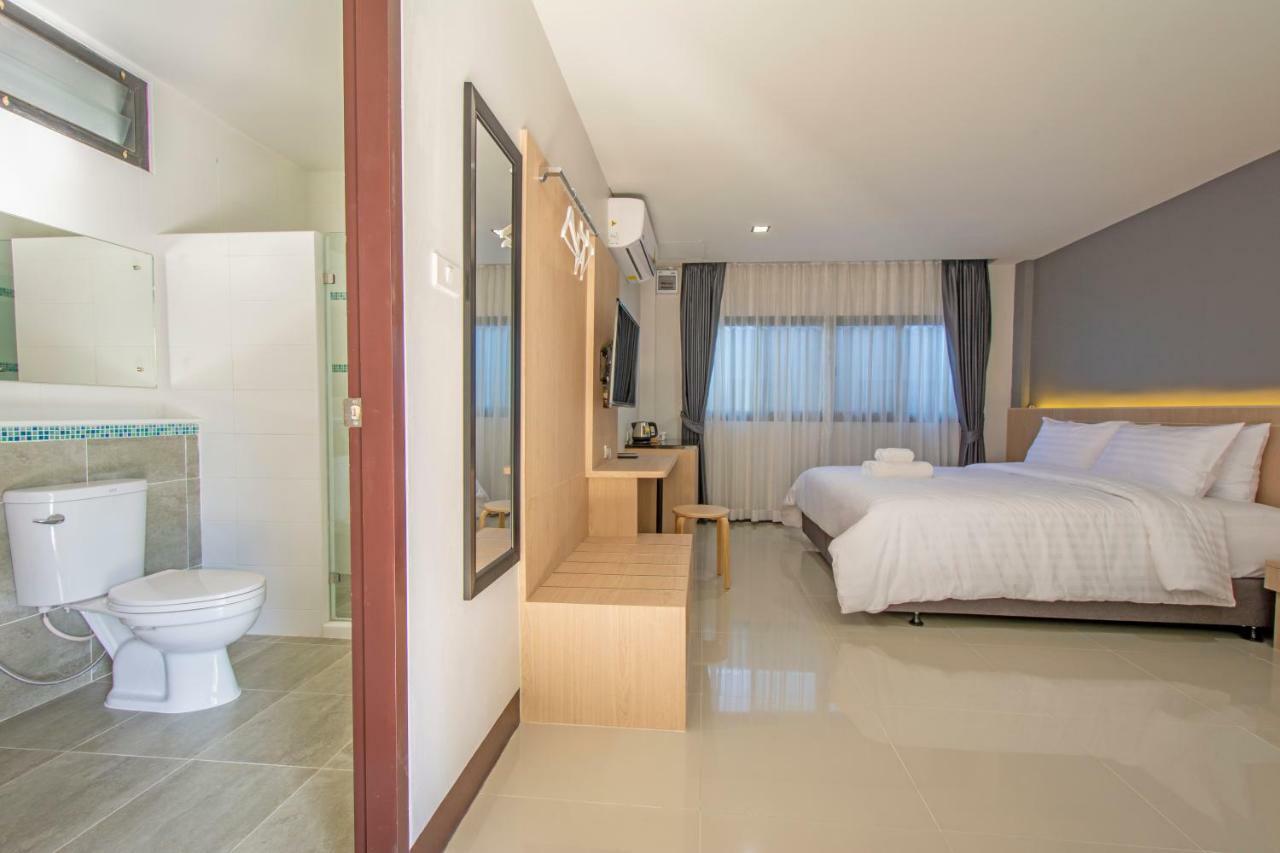 Happiness Hotel 2*