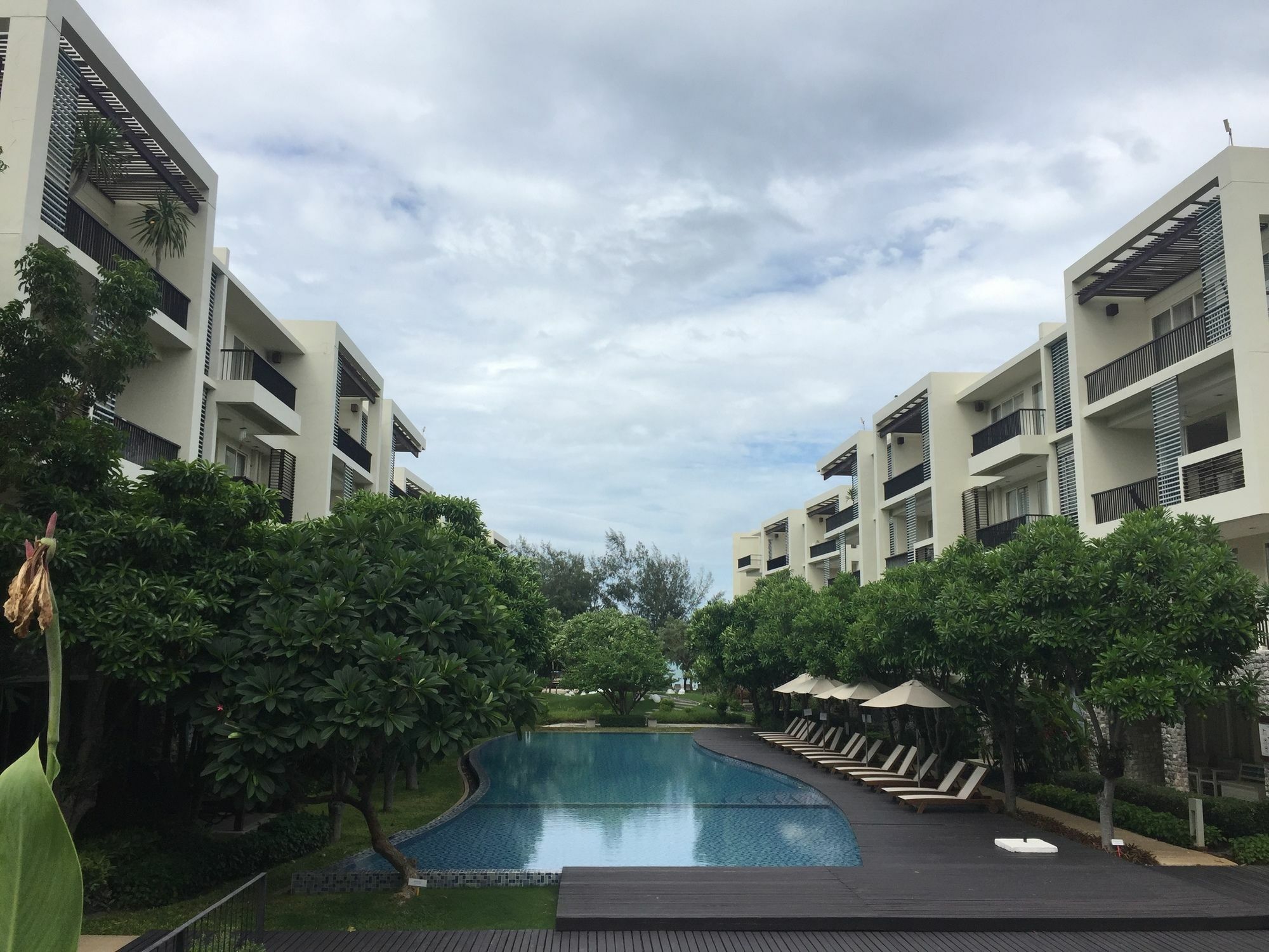 Away Baan Nub Kluen Front Apartment *