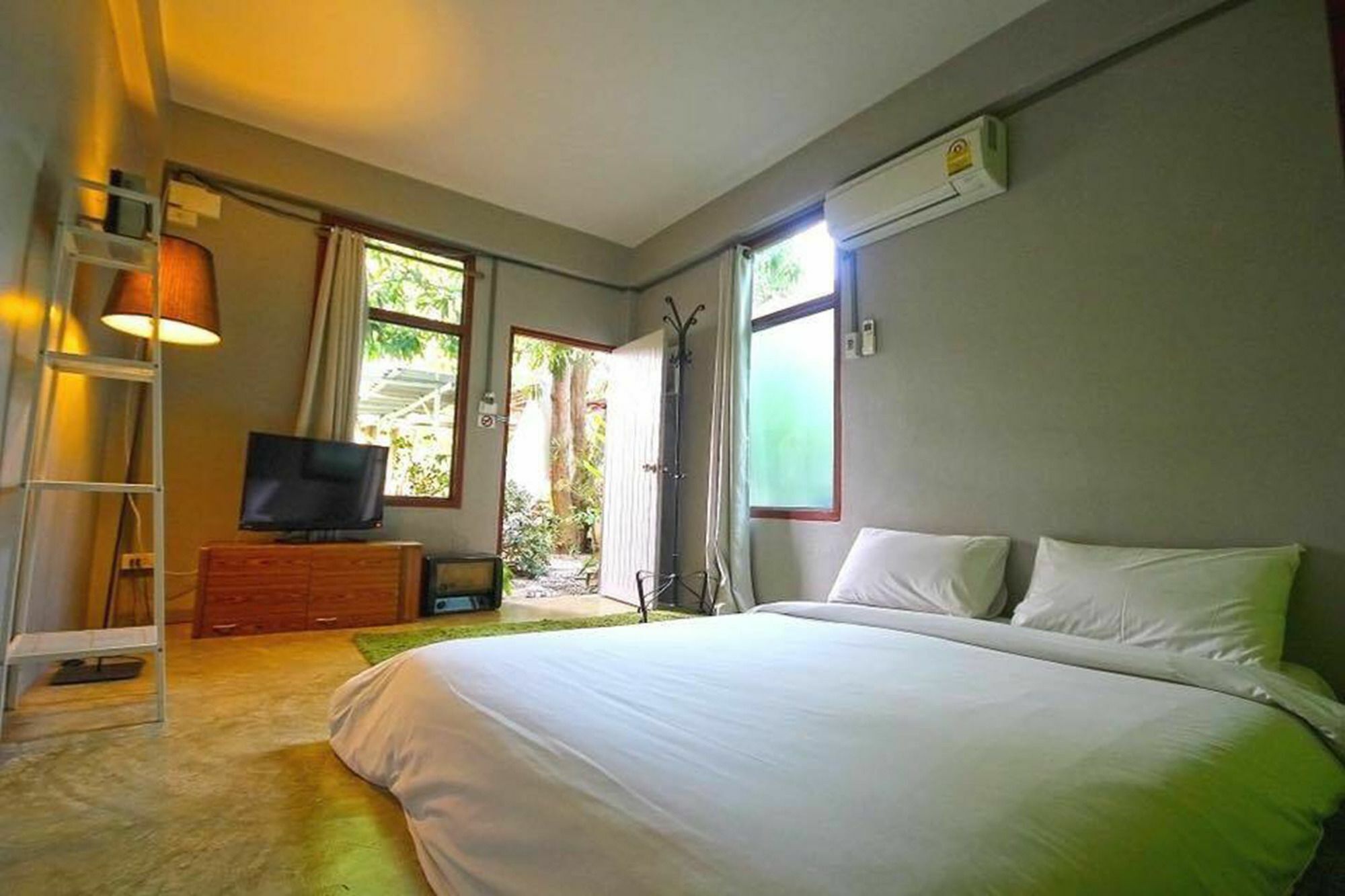 Surf House Hotel 2*