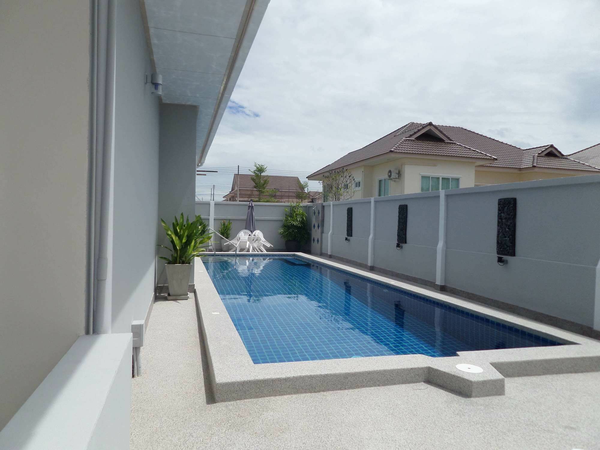Siam Court And Villa Bang Sare