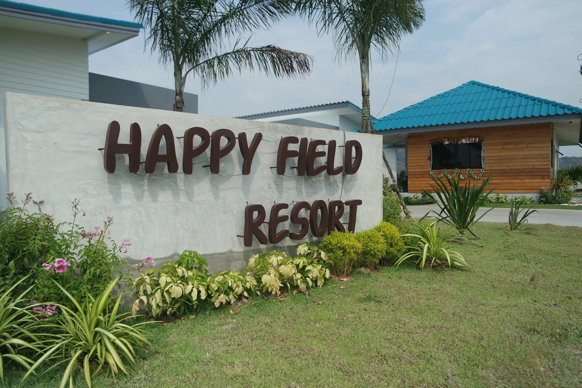Happy Field Hotel 3*