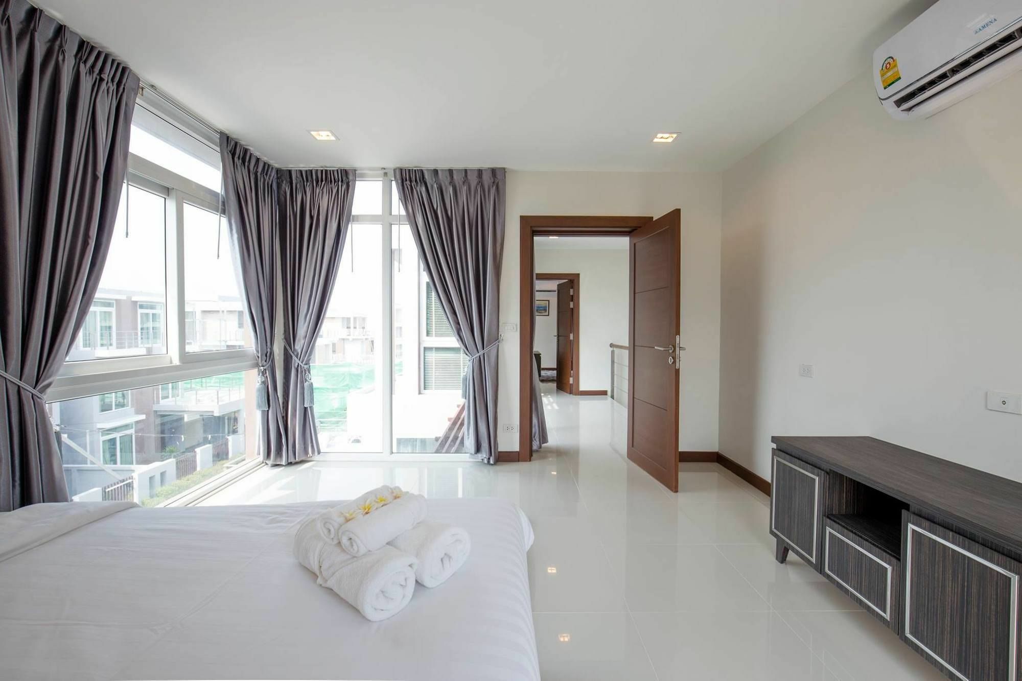 Golden Sea Pool Villa