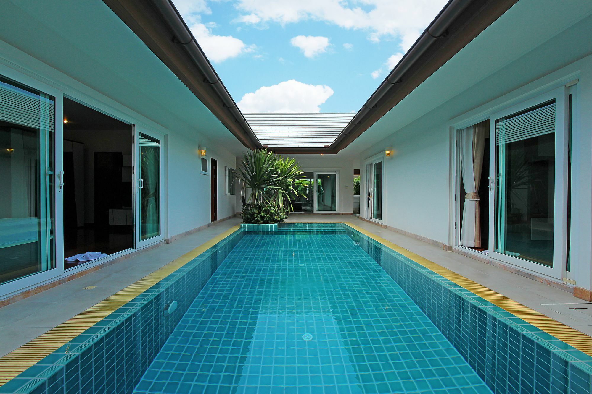 Rossawan Pool Bang Lamung