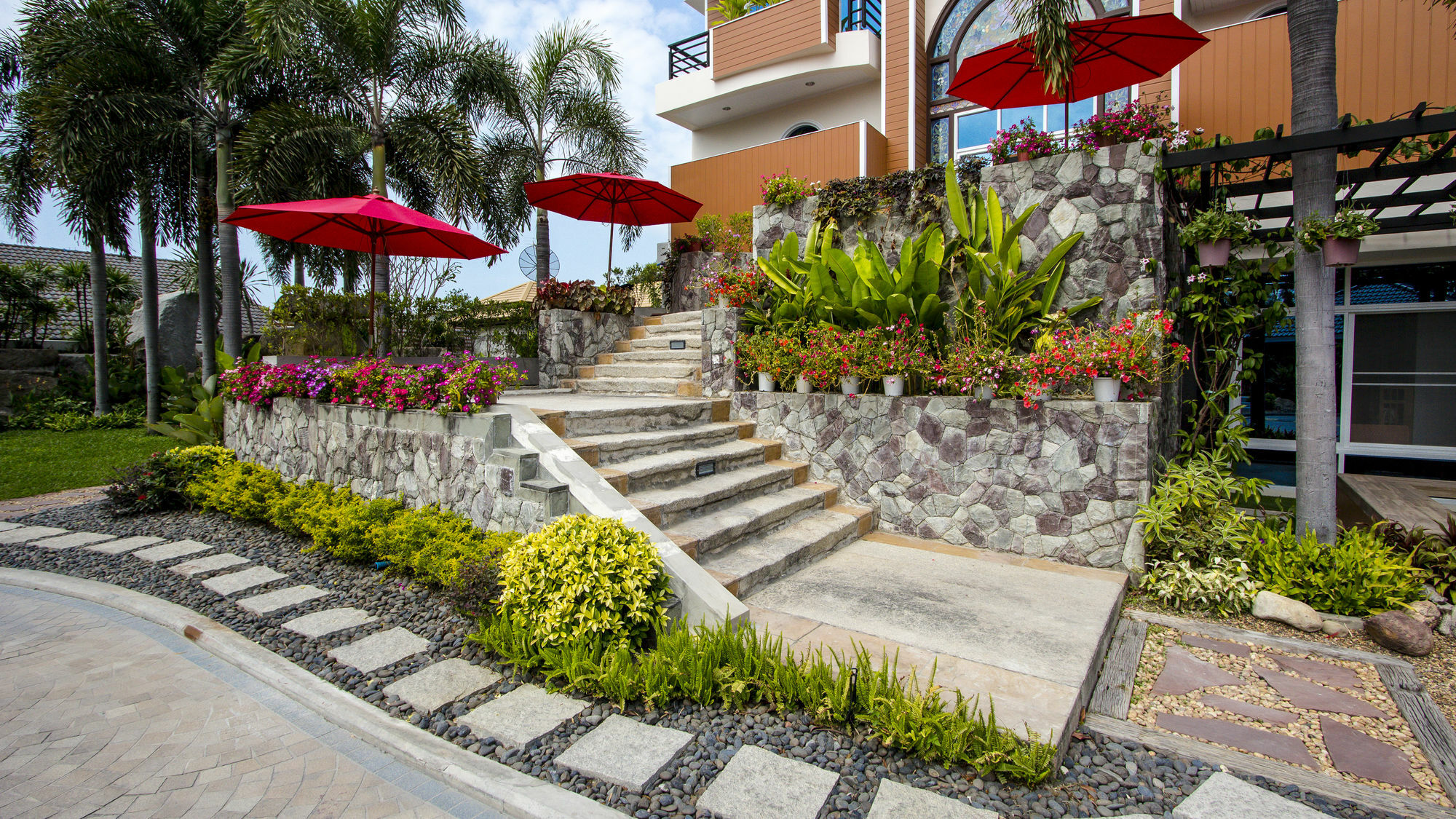 Phu Places Aparthotel Bangsaen