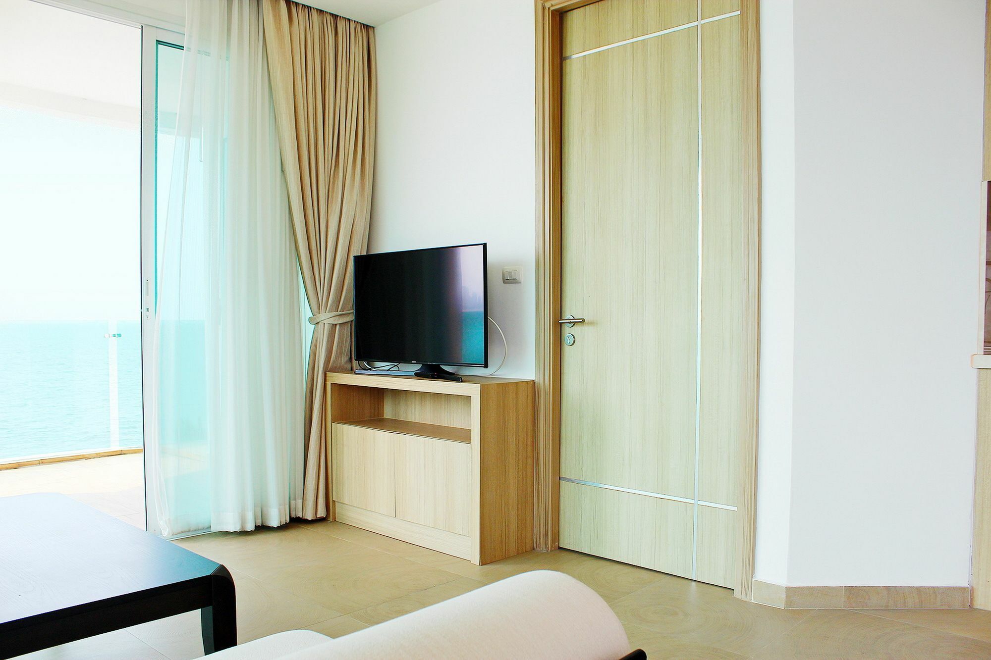Paradise Ocean View Front In Pattaya Apartment *