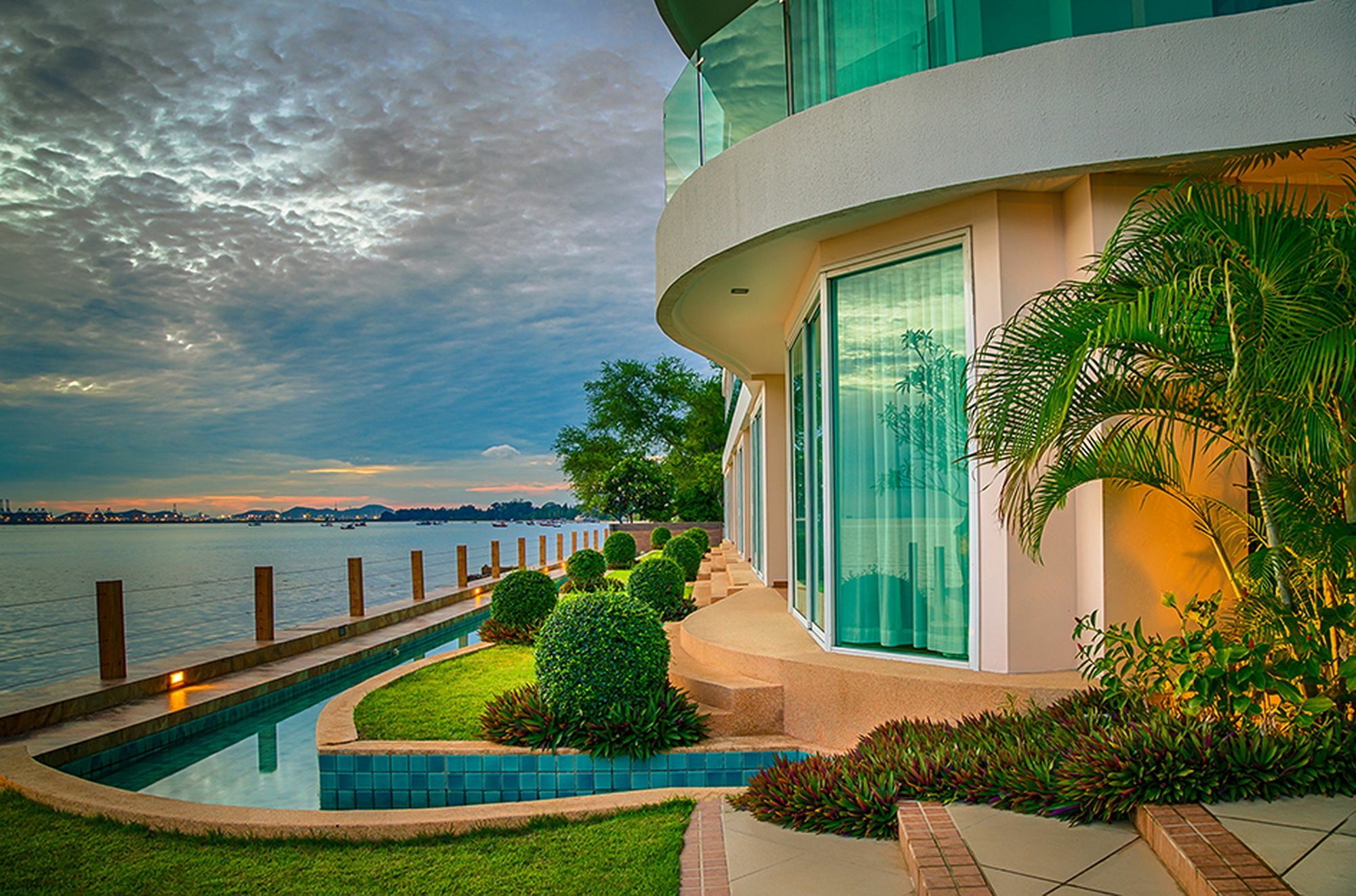 Apartment Paradise Ocean View Front In Pattaya