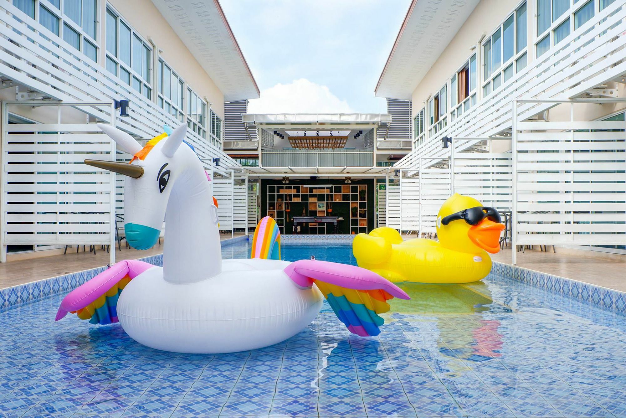 Hotel Pool Lay 3*