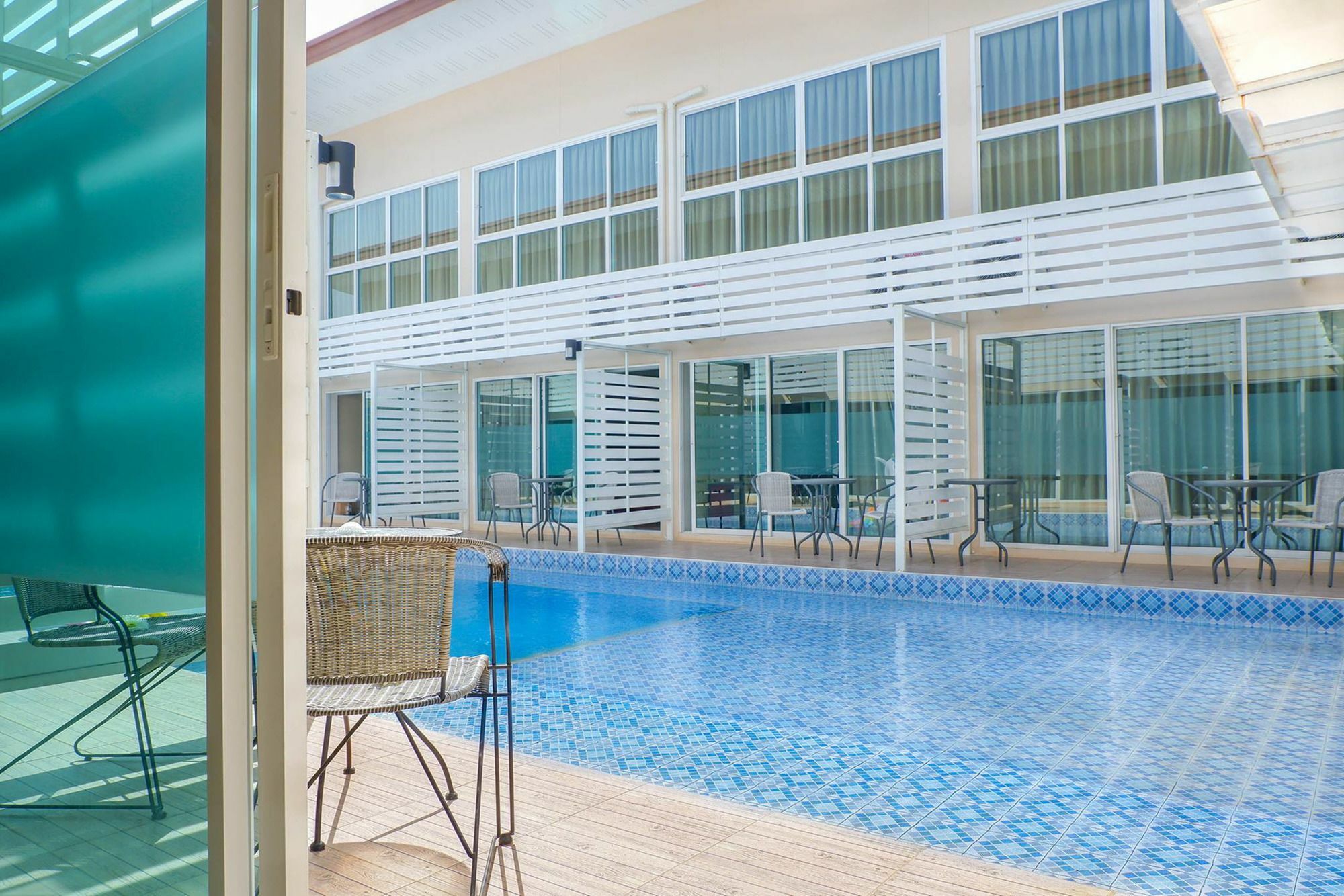 Hotel Pool Lay