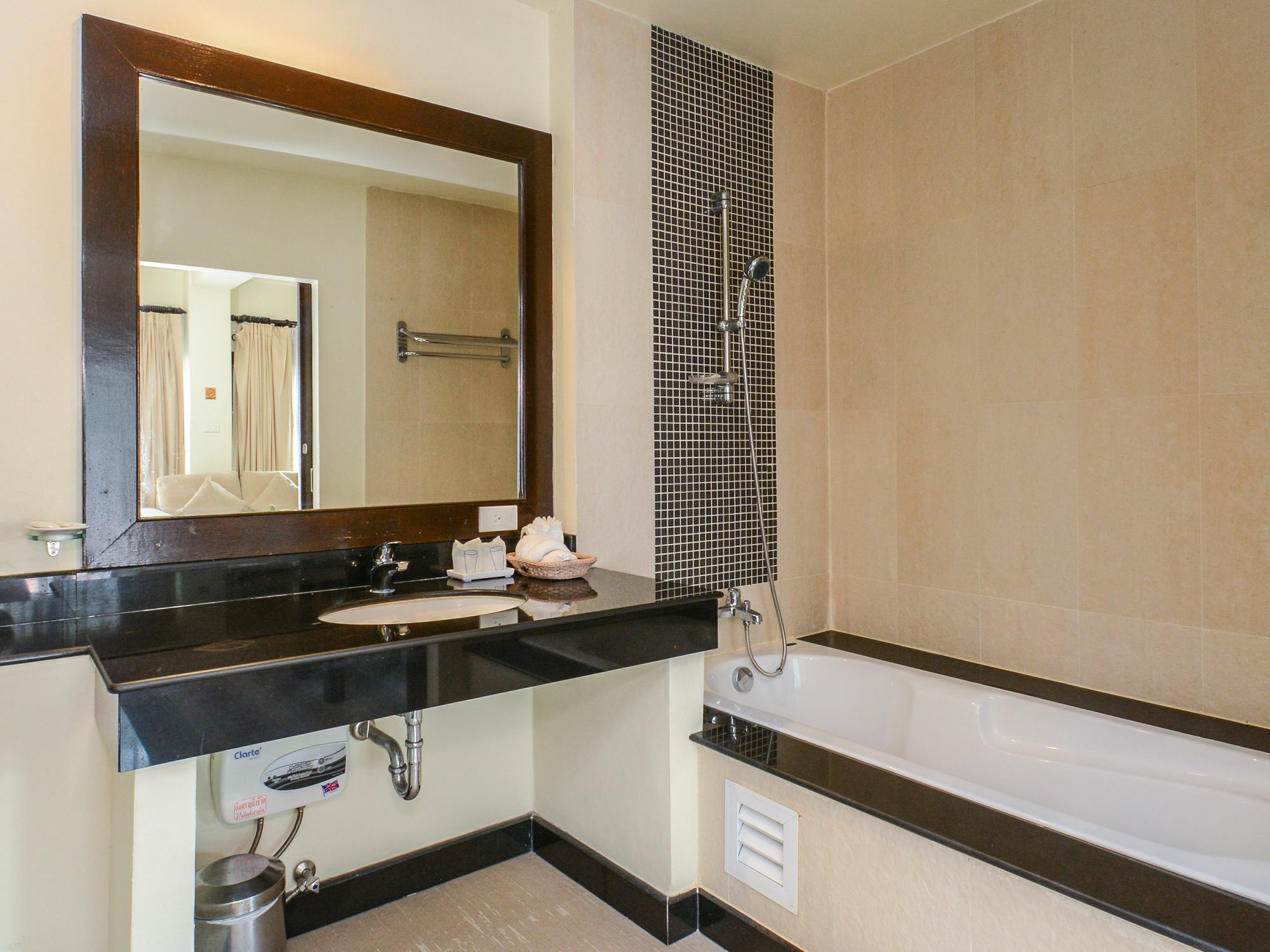 Enjoy's House & Cafe' Hotel Ban Karon