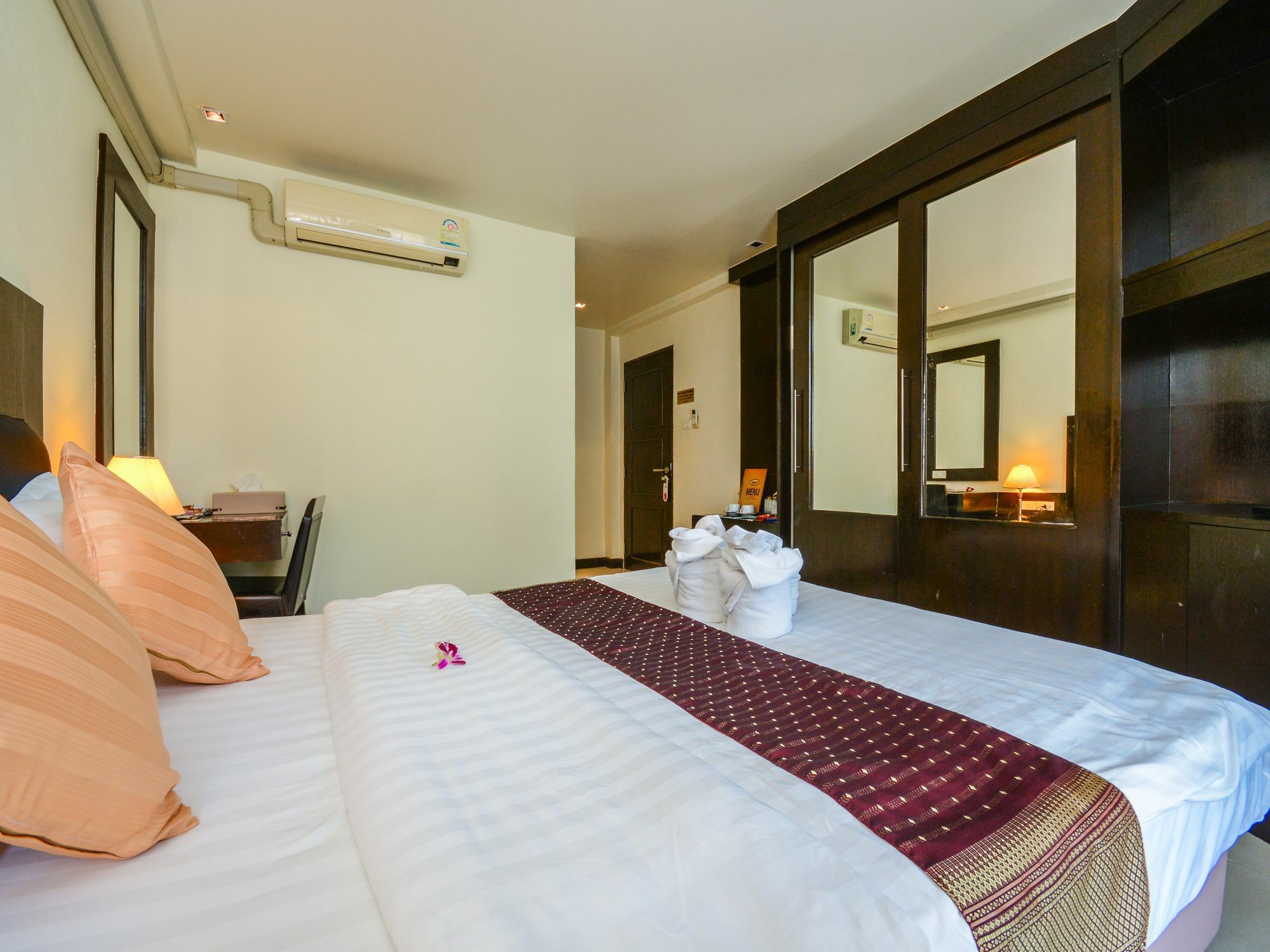 Enjoy's House & Cafe' Hotel Ban Karon