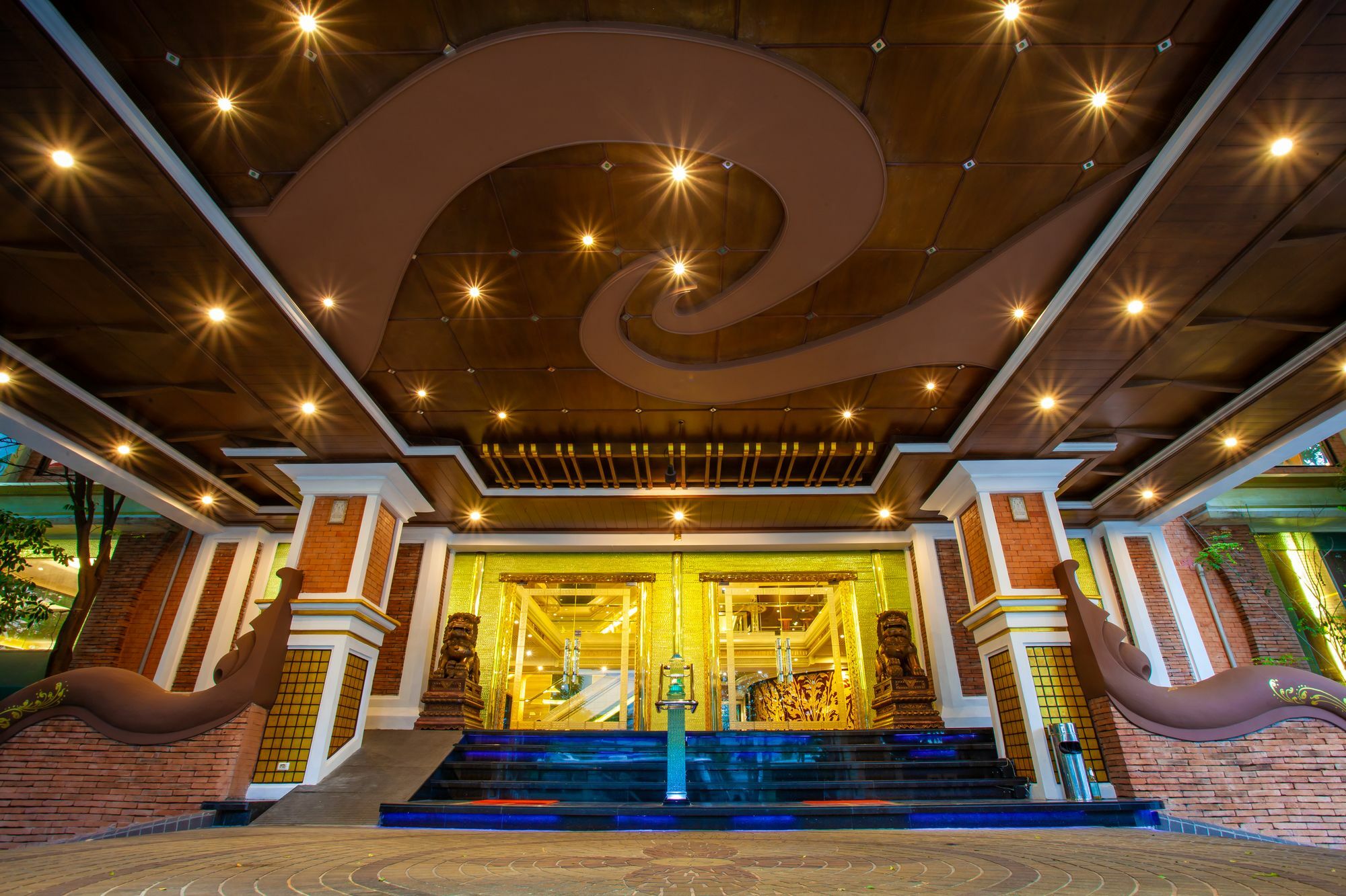 Resort Floral - Dolphin Circle