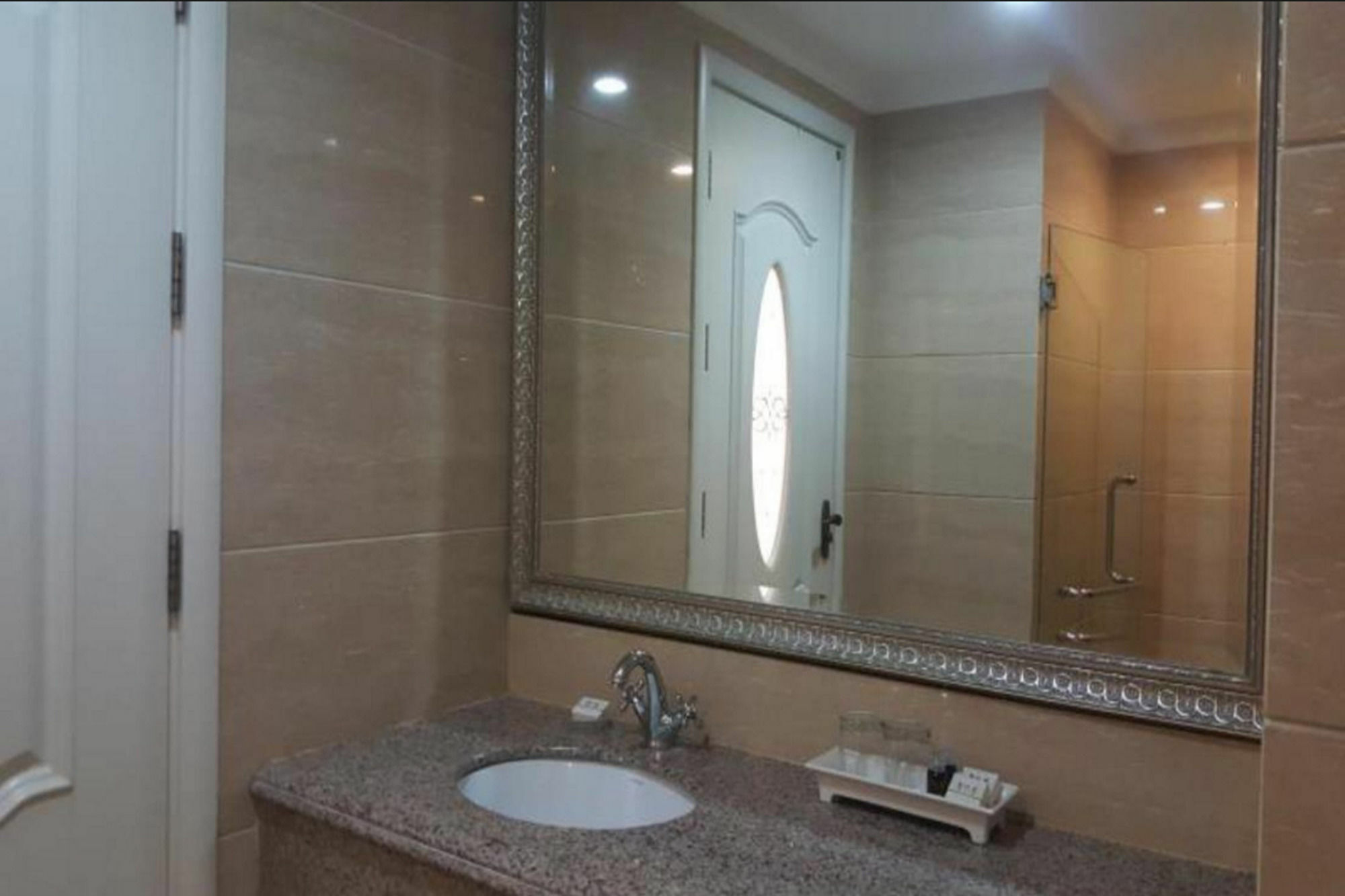 Lk Noble Hotel
