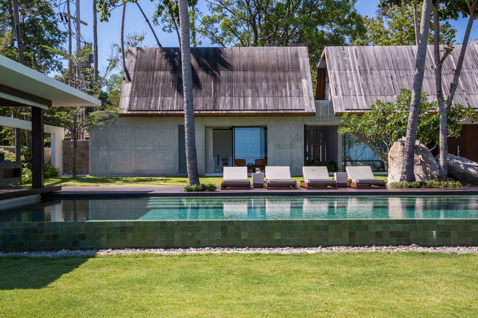 Fashionable Malabar Beachfront 5 Bedrooms 2 Kid's Bedrooms Villa *