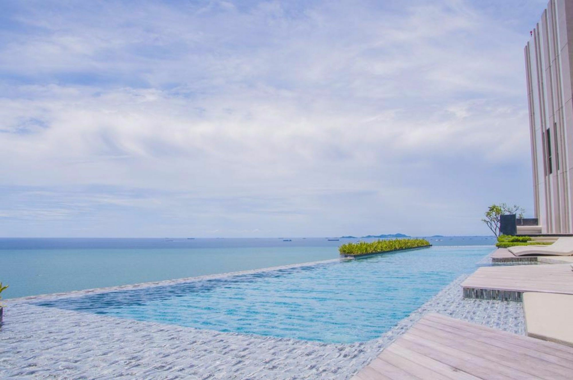 Apartment Baan Plai Haad Beachfront Pattaya