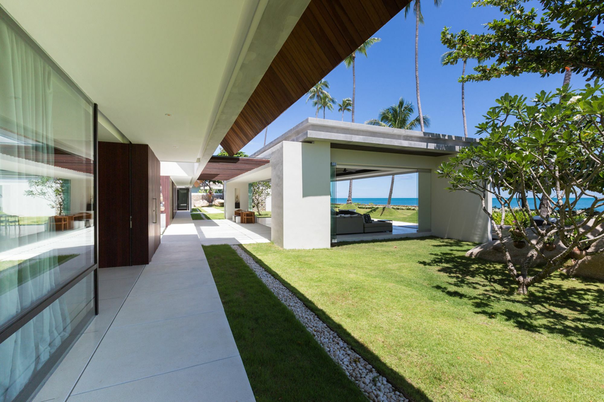 Fashionable Malabar Beachfront 5 Bedrooms 2 Kid's Bedrooms Villa