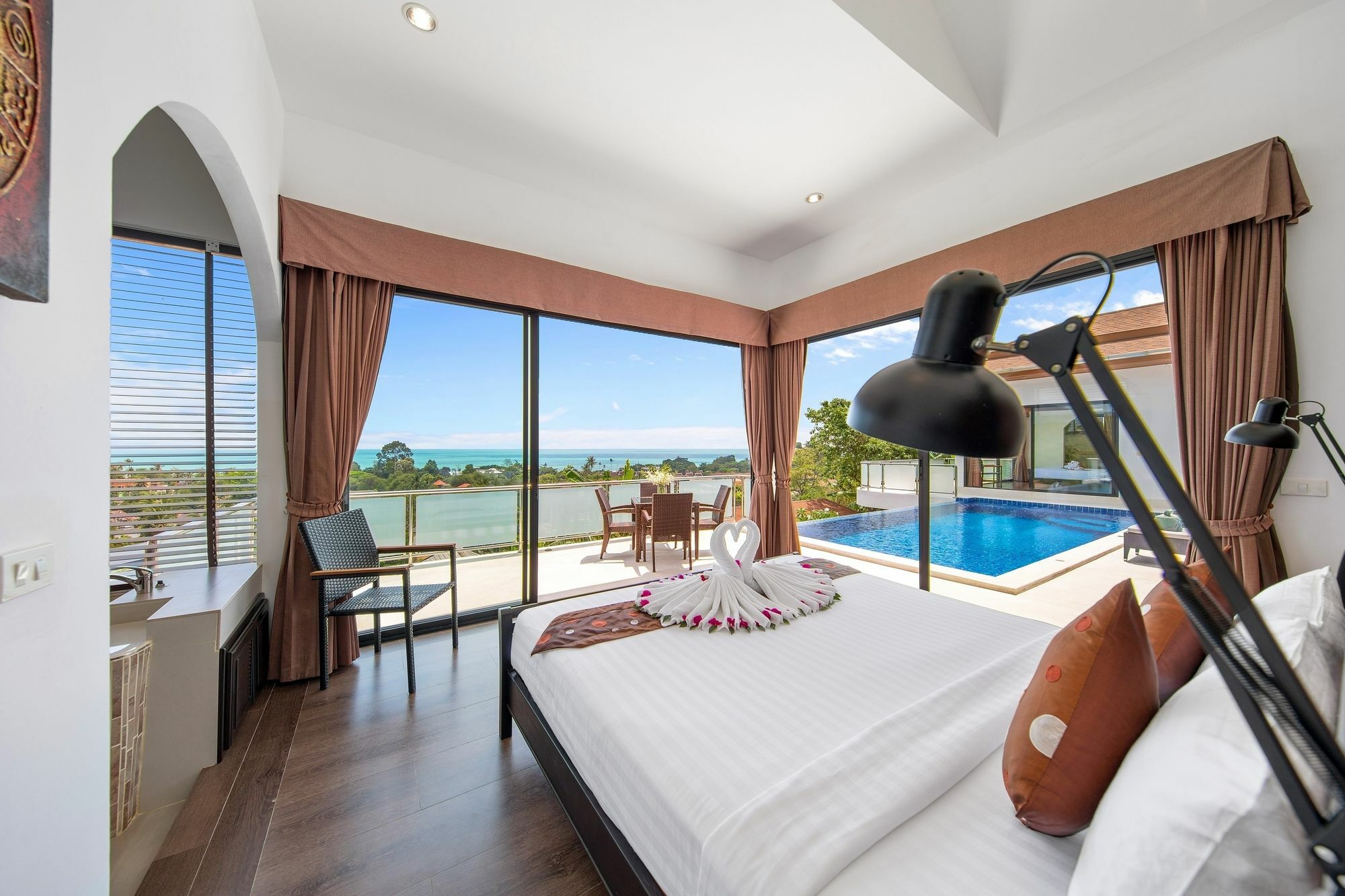Sunny Banks - Modern Sea View 4 Bed Pool Maret