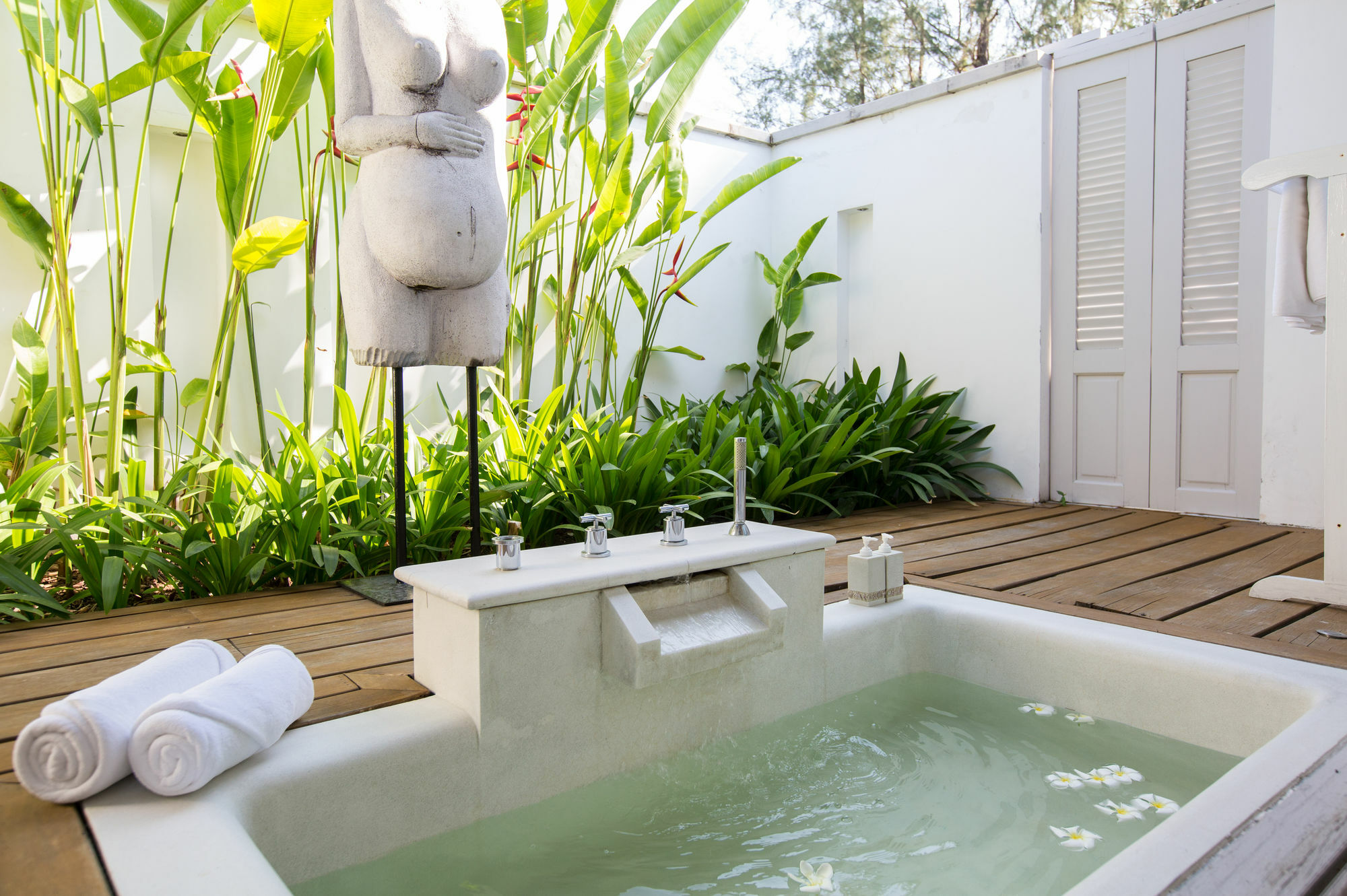 Mia Beach, And Events Chaweng (Koh Samui)