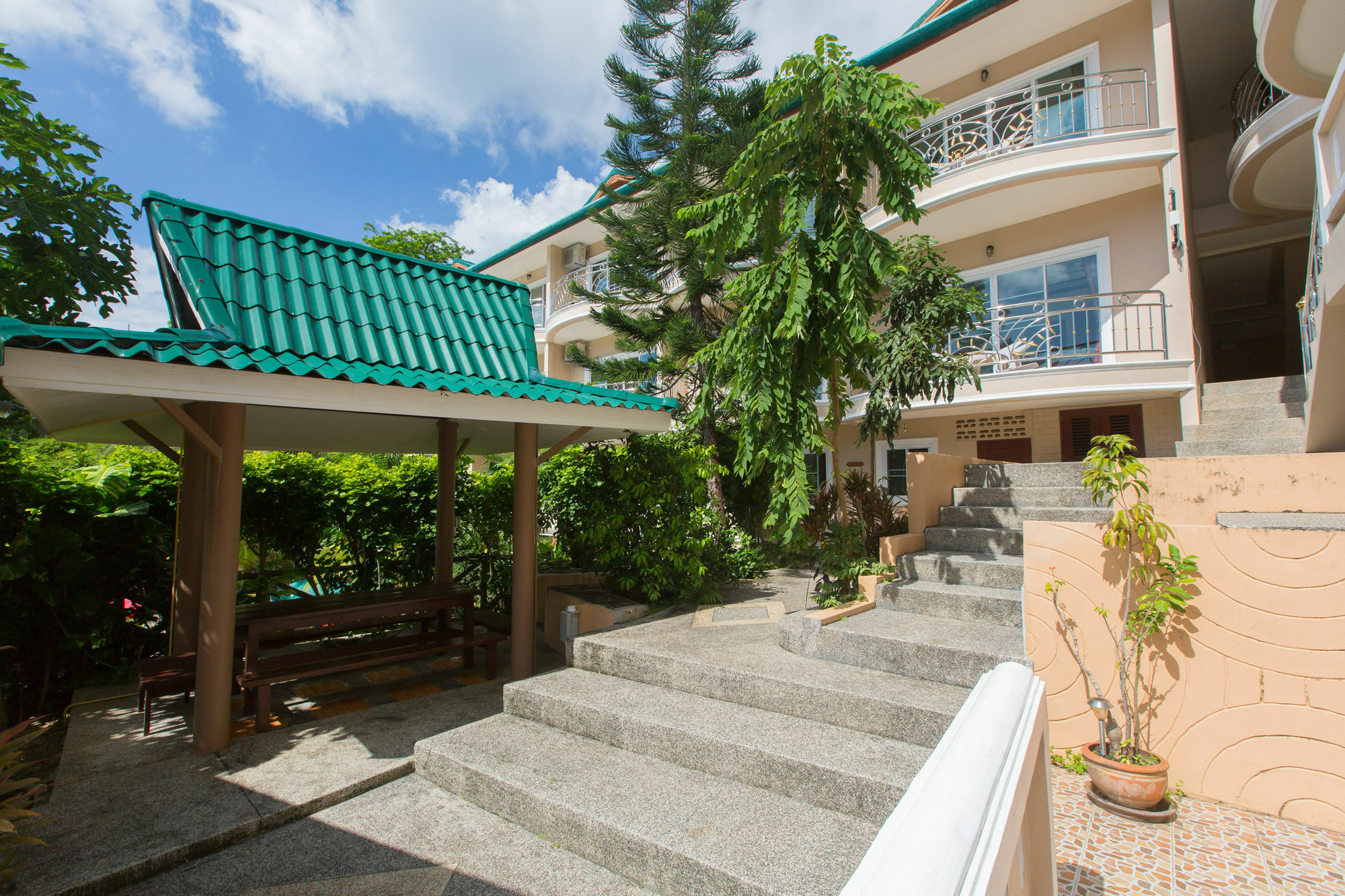 Apartment Rai Rom Yen Sha Patong
