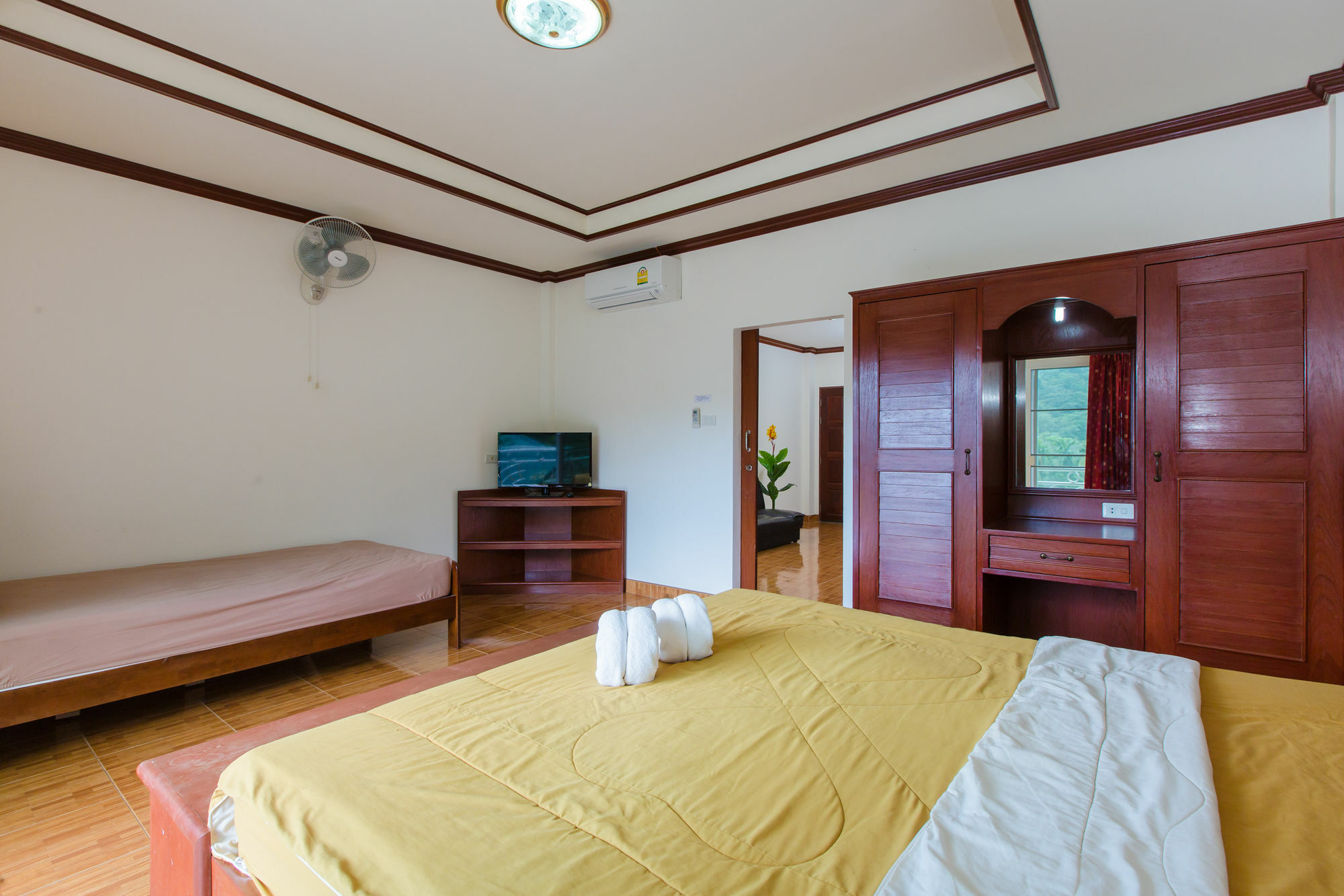 Rai Rom Yen Sha Apartment *