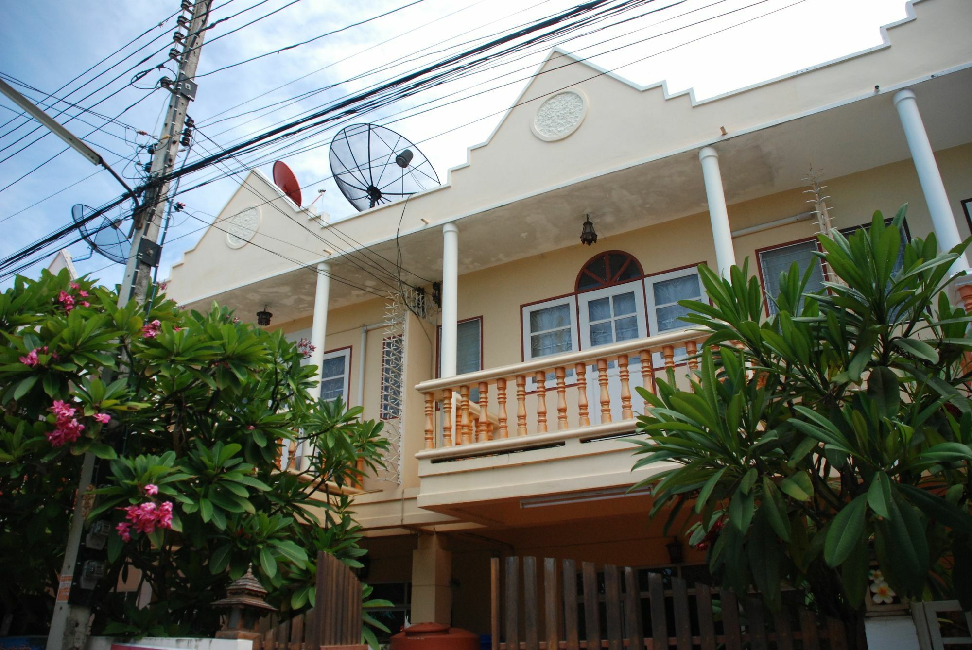 Apartment Baan Khun Nong *