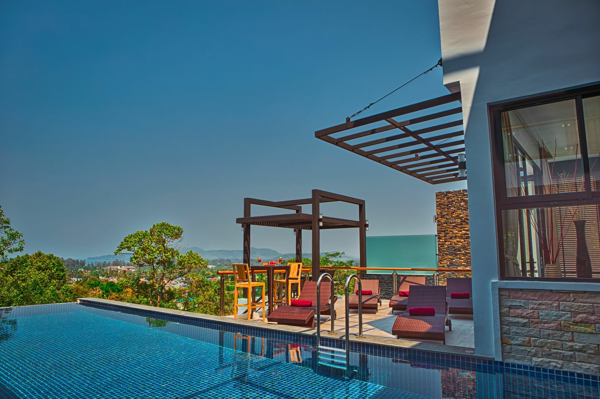 Fully Serviced Grand Luxury Time Phuket Pousada