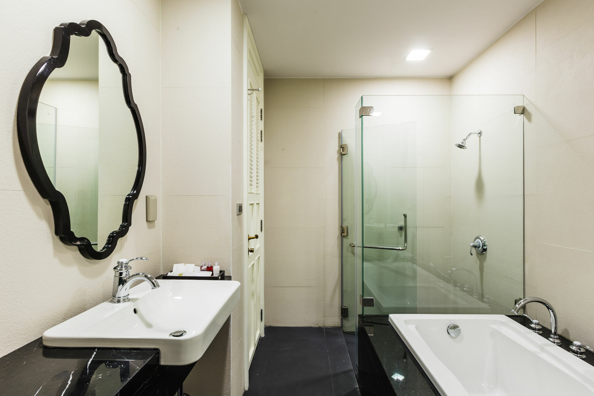Hotel The Fah Silom 3*