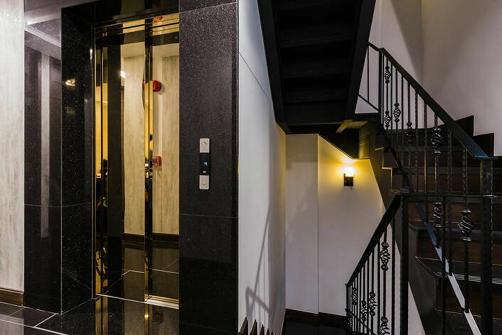 Hotel The Fah Silom 3*
