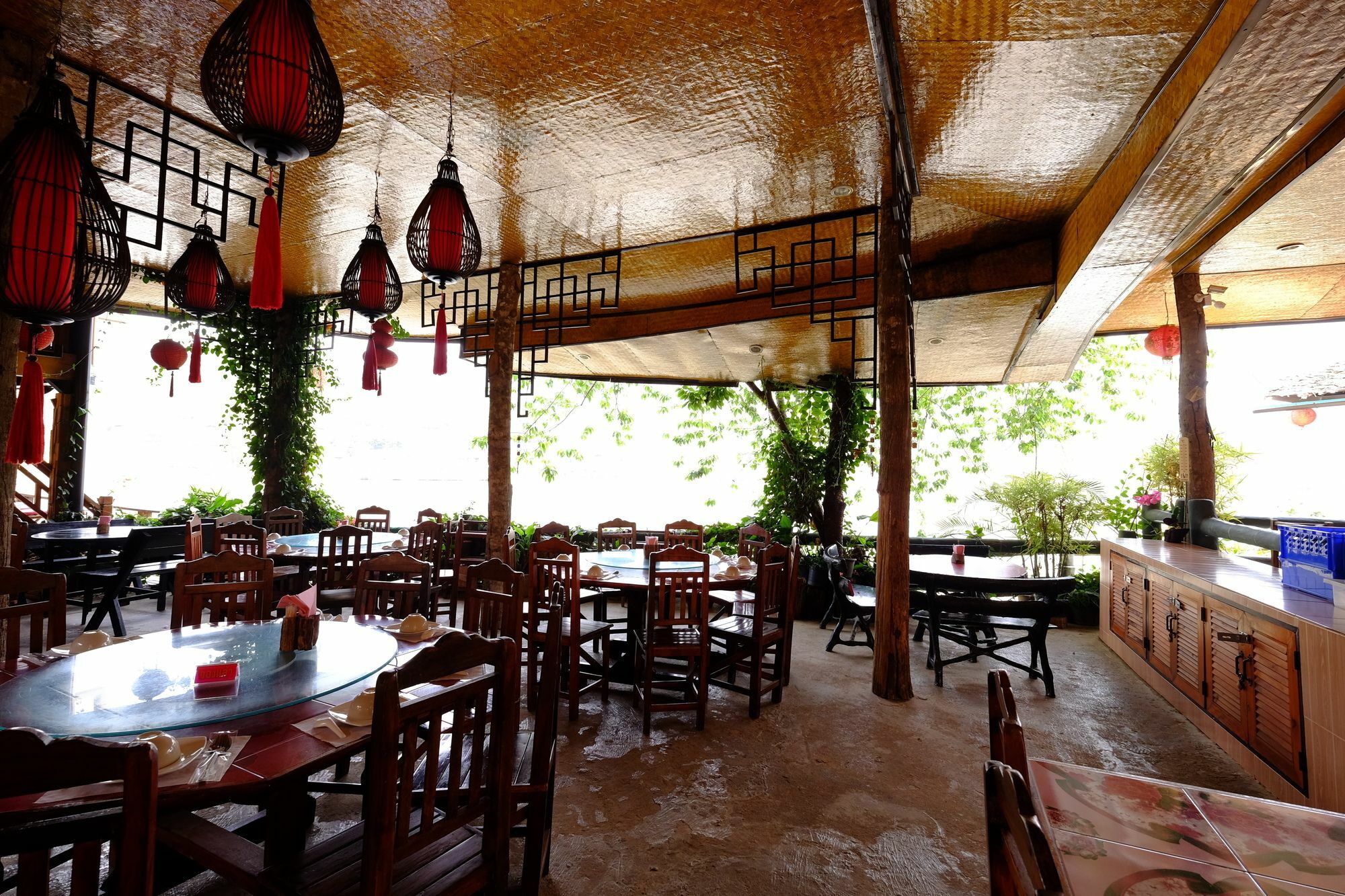 Lee Wine Ruk Thai Ban Rak Thai
