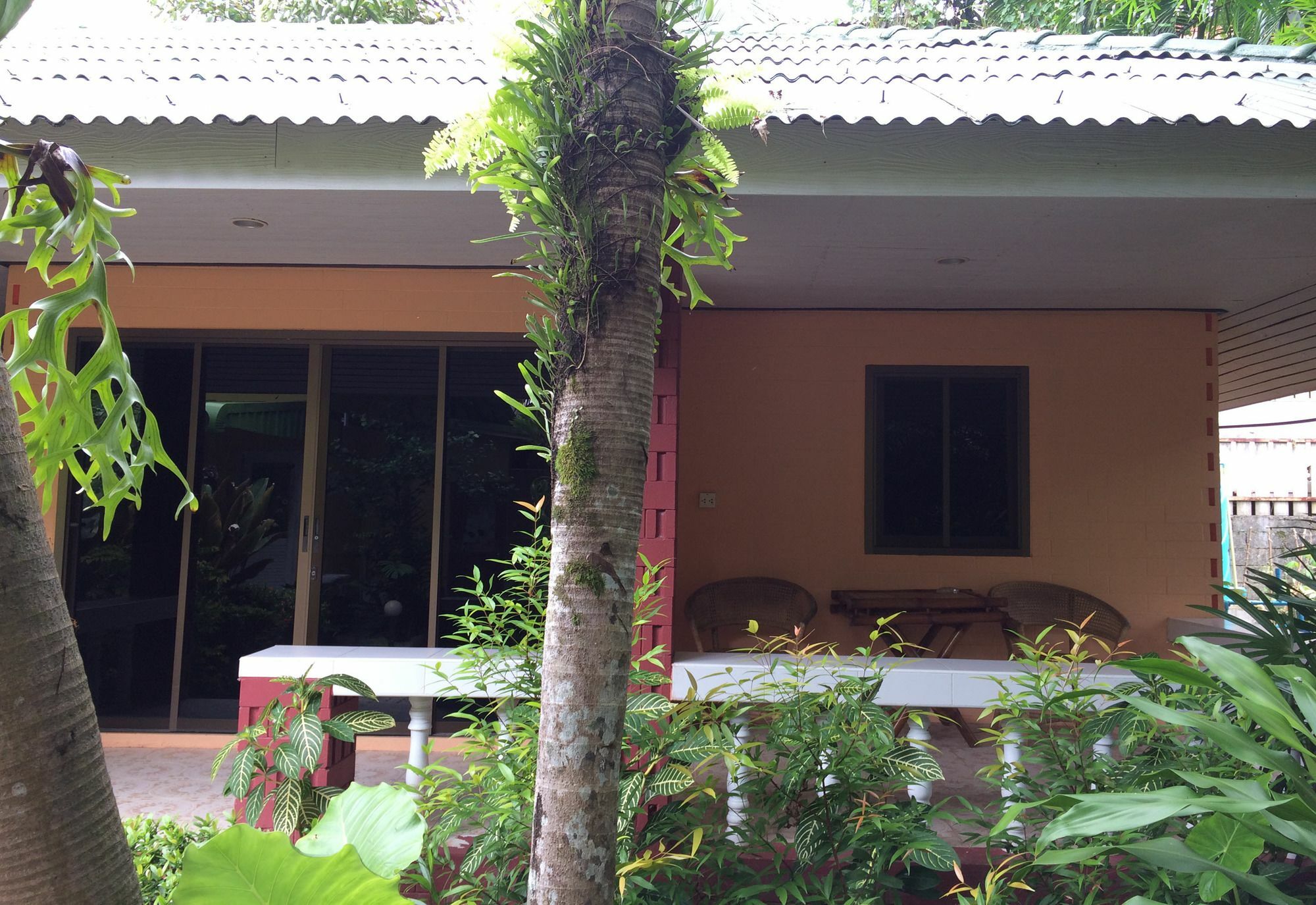Khaolak Tusneem Guest house *