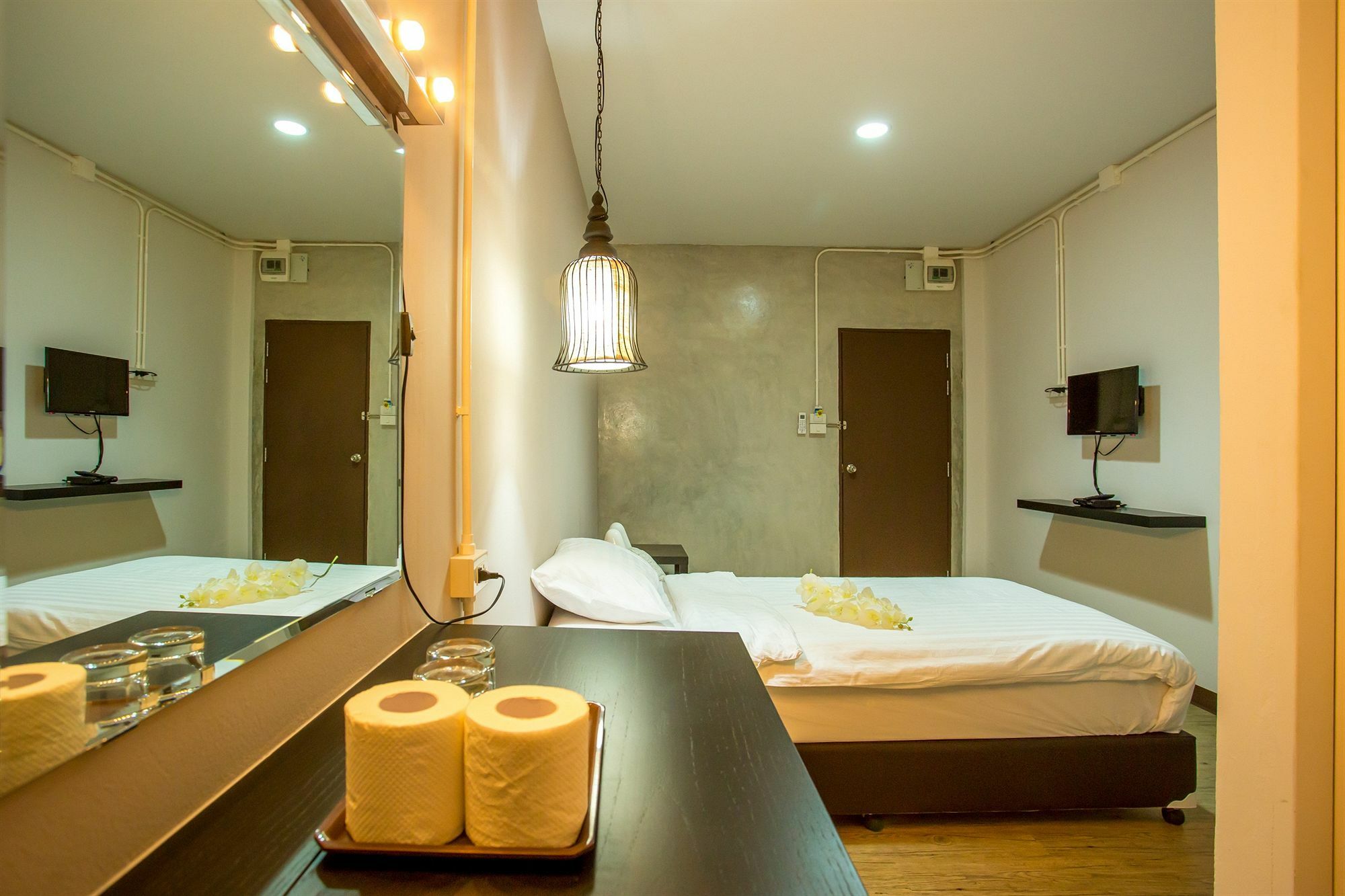 Hotel The First & Cafe